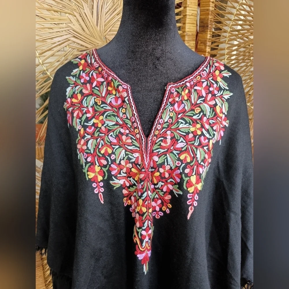 Embroidered Black Poncho with Floral Design_One Size
